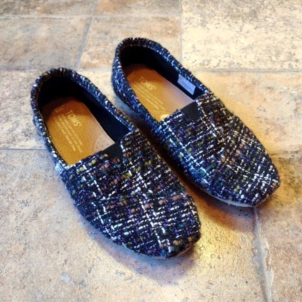 Toms textured slip on shoes size 5